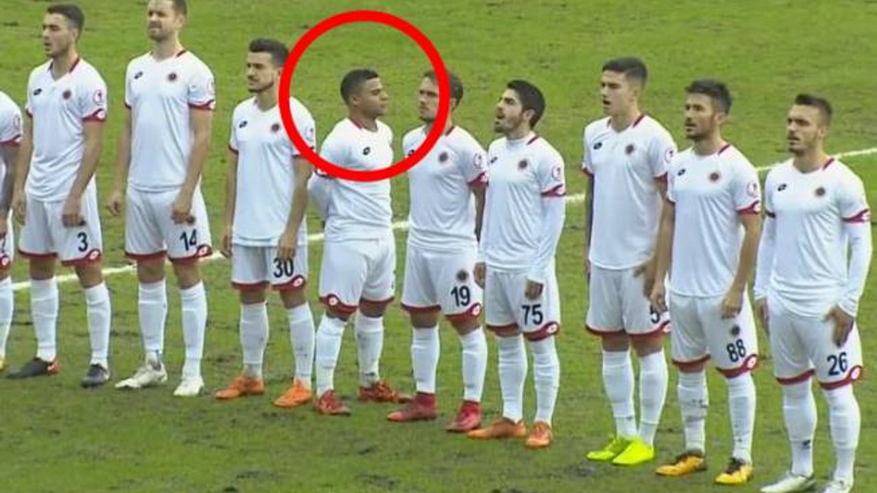 Yabancı futbolcunun Türk bayrağına olan saygısı