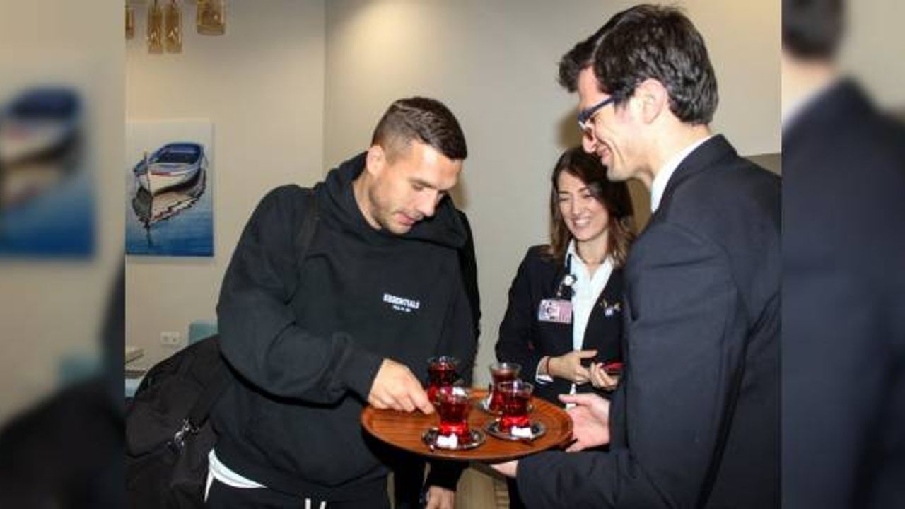 Podolski Antalyaspor'a imza atmak için Türkiye'ye geldi
