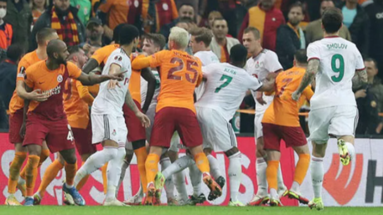 UEFA Galatasaray’ın cezasını indirdi