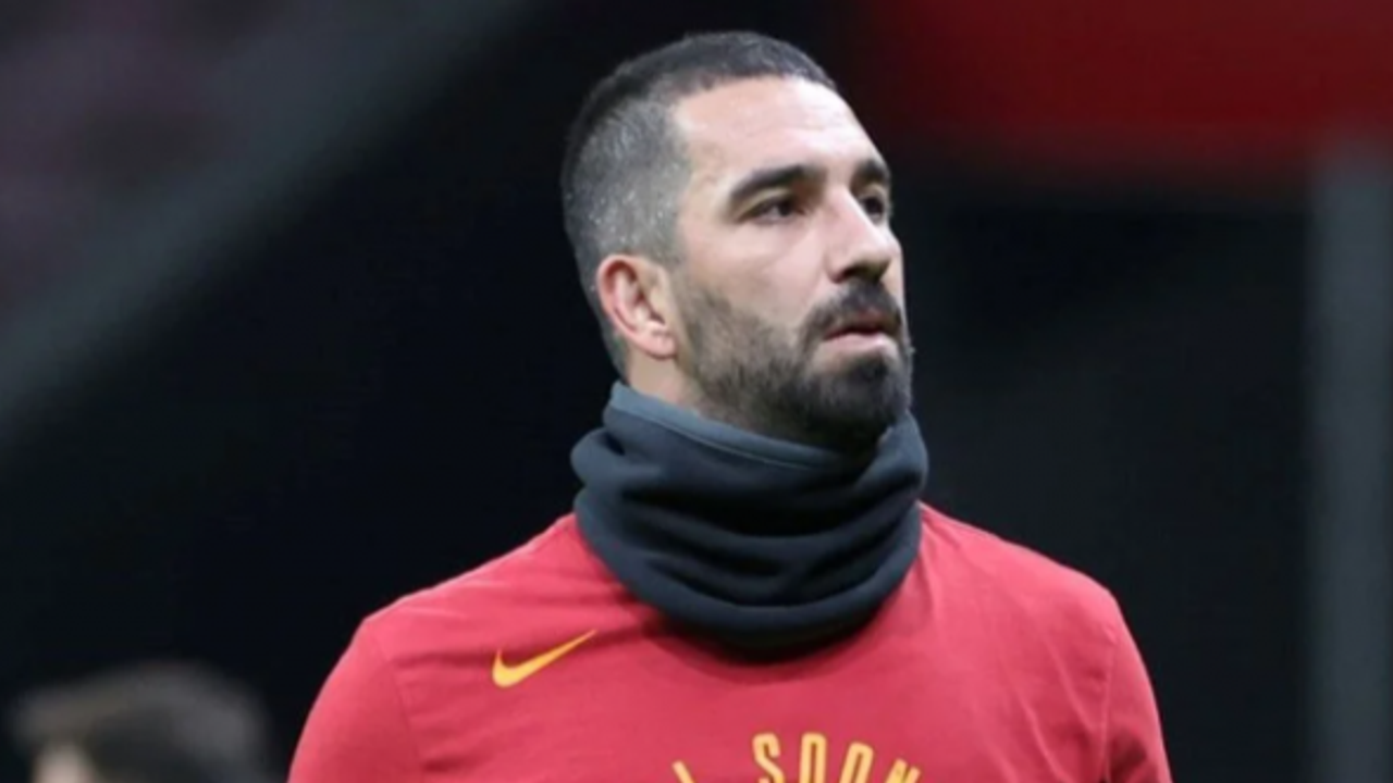 Galatasaraylı Arda Turan 35 yaşında futbolu bıraktığını açıkladı