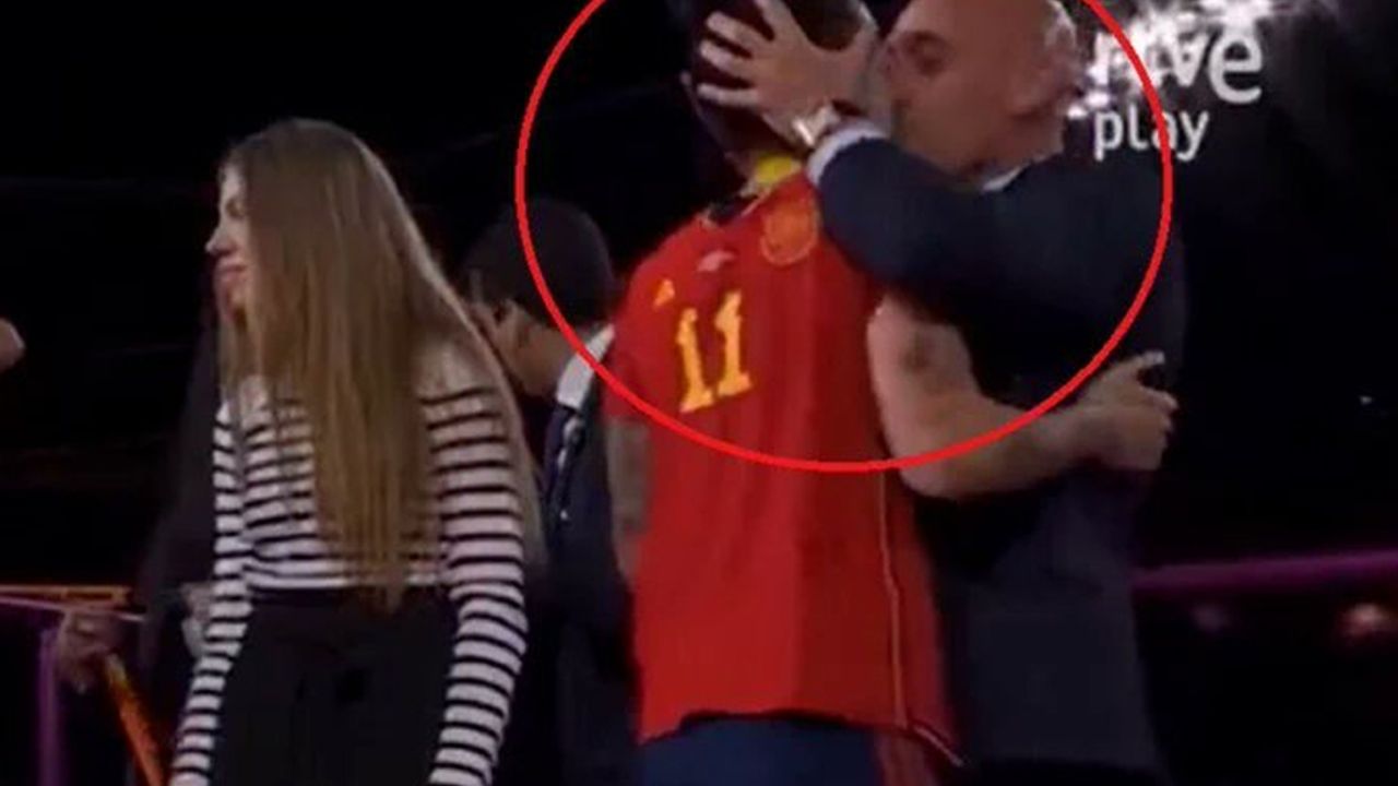 Başkan futbolcuyu dudağından öptü, ortalık karıştı