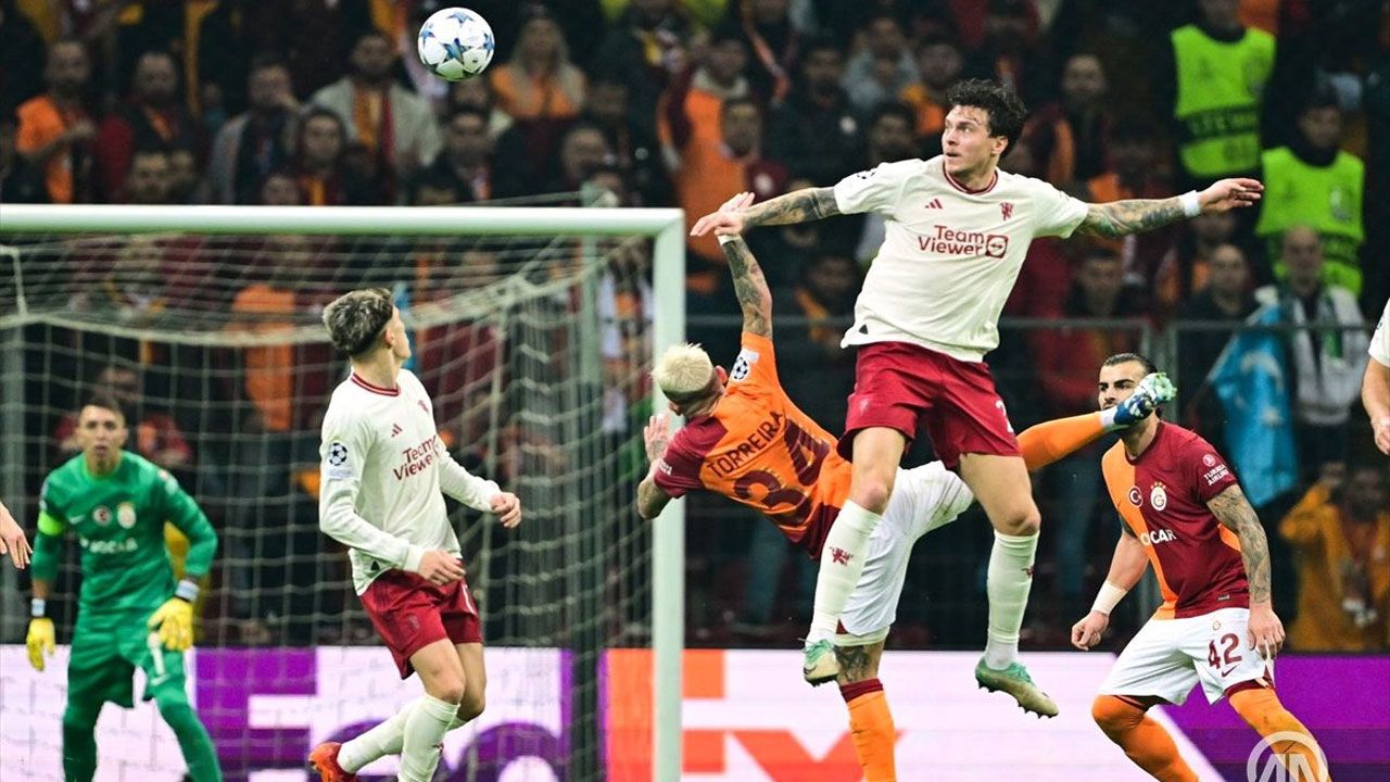 Galatasaray - Manchester United maçında skandal forma hatası