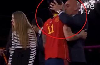 Başkan futbolcuyu dudağından öptü, ortalık karıştı