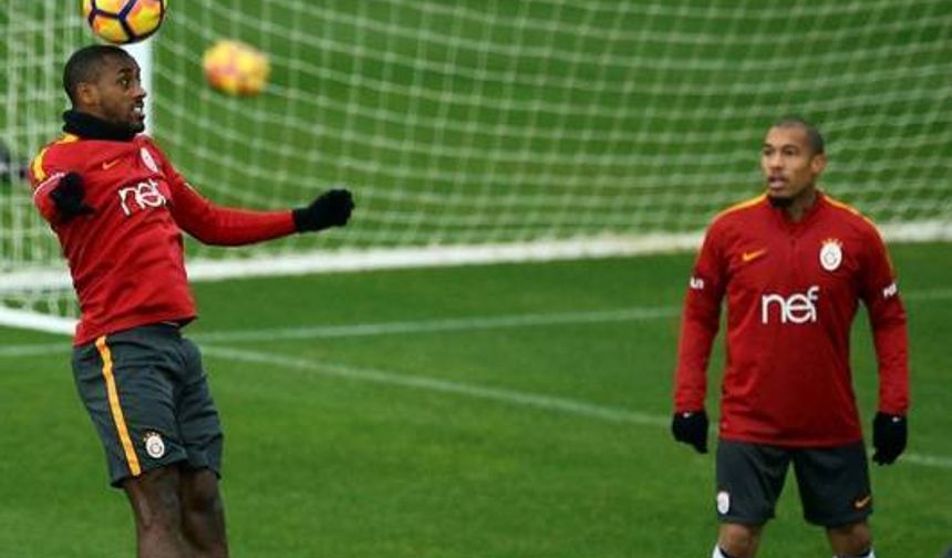 Galatasaray&#039;da iki sezondur bekleneni veremeyen ve Sevilla&#039;ya kiralanan Lionel Carole&#039;un oynadığı her kulüpte sağlık testlerinden geçmesine rağmen sağ gözünde büyük ölçüde görme kaybı olduğu Fransızların saygın yayın organları France Football ve So Foot&#039;un arşivlerinde ortaya çıktı.