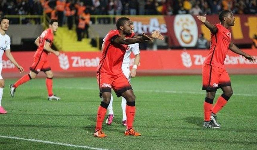 Olcan Adın, Galatasaray'ın Karşıyaka'yı 3-1 yendiği maçı 4 dakika içinde yaptığı 3 asistle tamamladı.