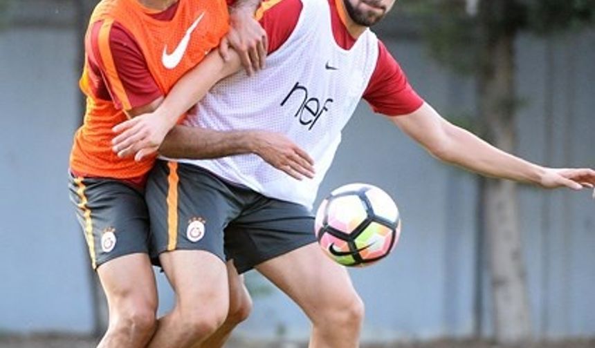 Antrenman, serbest pas çalışmasıyla devam ederken takip eden bölümde belirli bir alanda iki takım halinde hareketli bir topa sahip olma çalışması yapıldı.