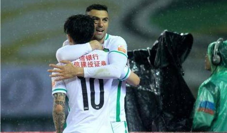 Burak Yılmaz'ın Çin'deki ilk maçından kareler
