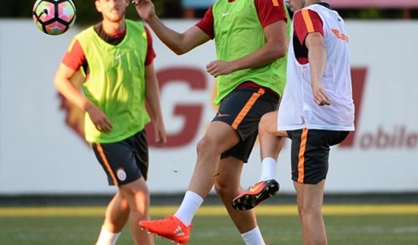 Galatasaray, 2016-2017 sezonu hazırlıkları kapsamında bu akşam Florya Metin Oktay Tesisleri’nde bir antrenman gerçekleştirdi.