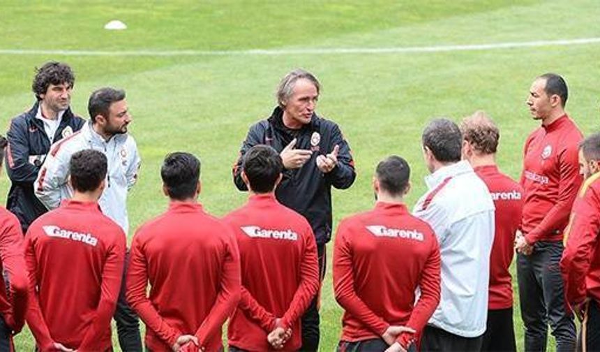 Yönetim; gelecek sezon kadroda düşünülmeyen 6 futbolcuyu satış listesine koydu.

Hedef, yıllık ücretlerden yaklaşık 8 milyon euro’luk kâr...