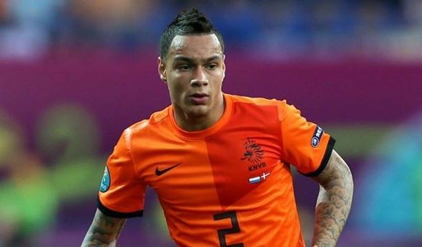 Sağ beke transfer isteyen Mustafa Denizli&#039;nin listenin başındaki Van der Wiel için her yolu denerken son sözü Fransız ekip PSG söyleyecek. Vitesse’den Kevin Diks gelmek istediği belirtilirken, Ajax’ın sağ beki Rhijn de Hollanda basınına göre çoktan imzayı attı.