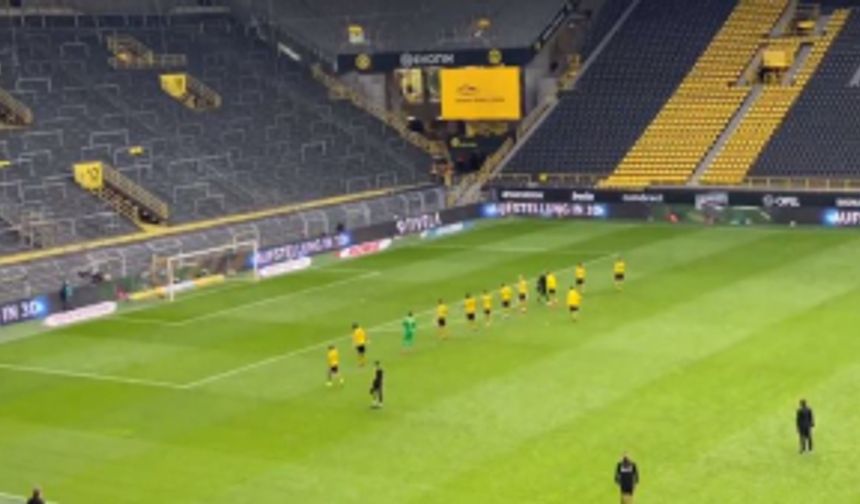 Borussia Dortmund futbolcuları galibiyeti tribünlerle kutladı.