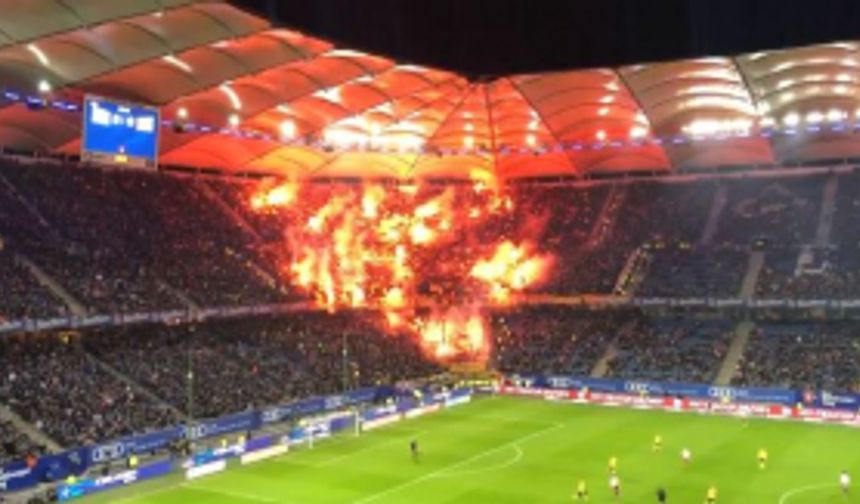 Dün akşam Dynamo Dresden deplasman tribünü Hamburg'u adeta yaktı
