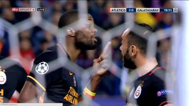 Sahada birbirinizi yiyeceğinize formanın hakkini verip Galatasaray&#039;in ismini kirletmeyin.