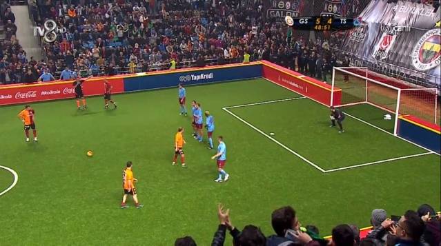 Acun Ilıcalı&#039;nın turnuvanın şampiyonuna ödül olarak ne vereceğini merak ediyorum. Maçlarda kan gövdeyi götürüyor!