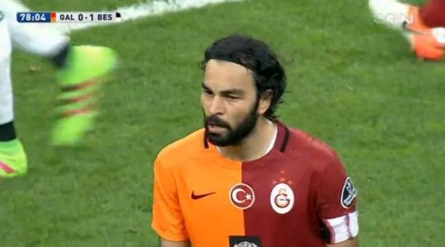 Selçuk bıraksın artık futbolu sağa sola dönüp pas vermekten başka bir şey yaptığı yok
