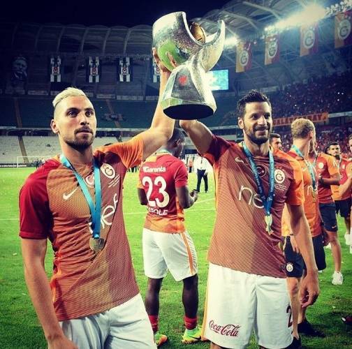 Futbolcuların kupa şovu