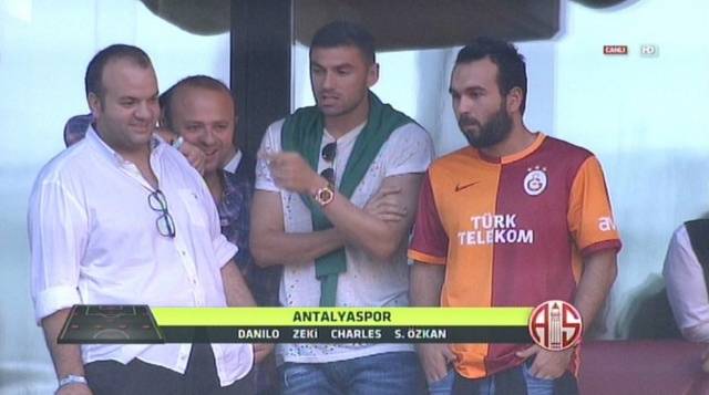 Arda Turan'ın kardeşi Okan da tribünde.