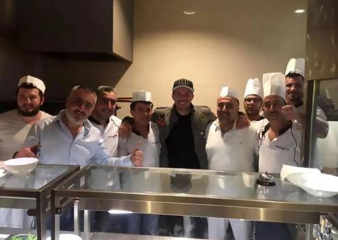 Mesut Özil döner kesti