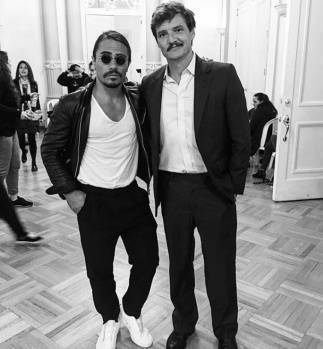 Dünyanın her yerinde tanınan biri olan ünlü restoran sahibi Nusret Gökçe, iki futbolcuyla yeni pozlar verdi.