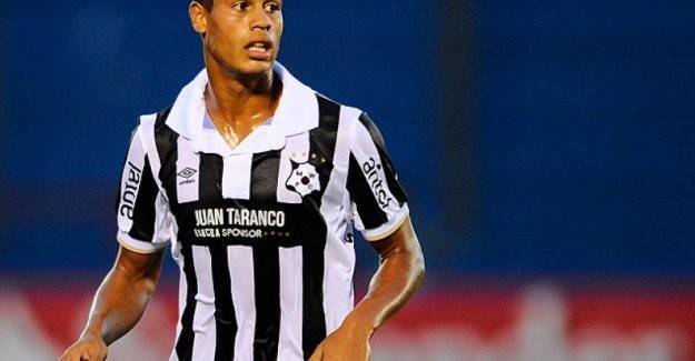 14-Alex Silva
Transferde Carole, Rodriguez, Denayer gibi genç isimlere yönelen G.Saray, 22 yaşındaki sağ bek Alex Silva Quiroga’yla da yakından ilgilendi. Uruguay’da Montevideo Wanderers kulübünde forma giyen Alex Silva için vatandaşı olan kaleci Muslera’nın da olumlu görüş bildirdiği öğrenildi. Hamza Hamzaoğlu bu ismi reddetti.