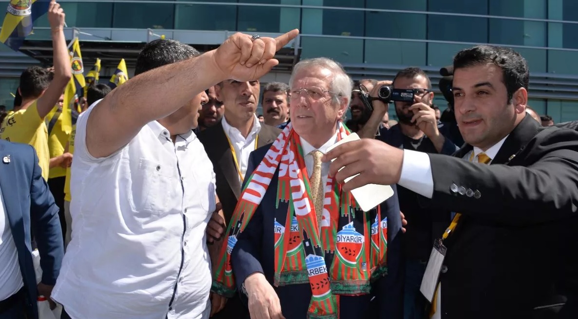 TEKLİFİ KABUL ETMEDİ

Fotospor'un haberine göre siyasetten uzak kalmak istediğini belirten 70 yaşındaki başkan, bu teklife teşekkür ederek kabul etmedi.
